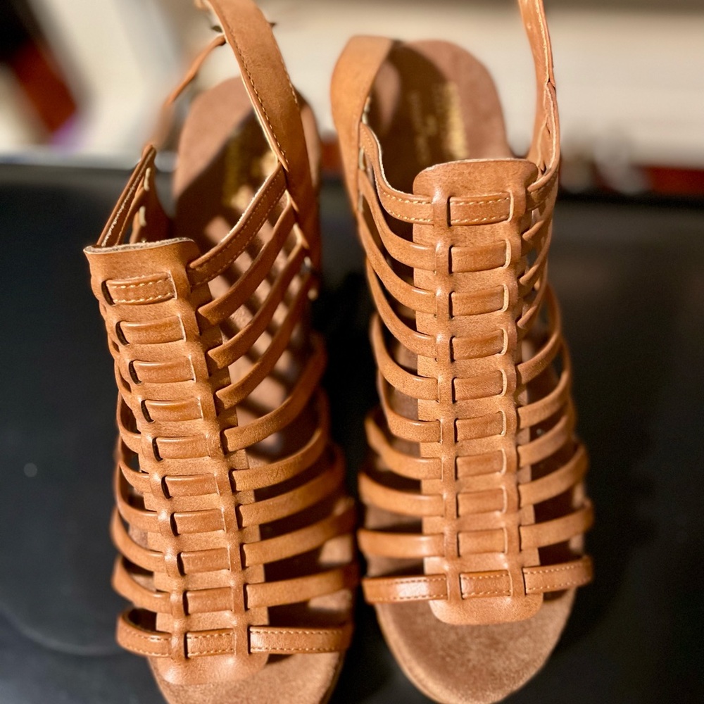 Chic Tan Strappy Sandals